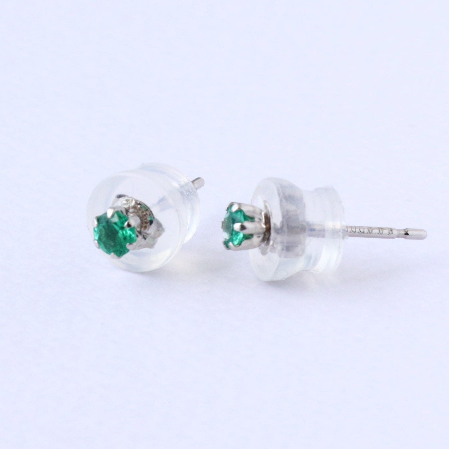 エメラルド 一粒ピアス 18金/プラチナ 送料無料 5月誕生石 プレゼントにも