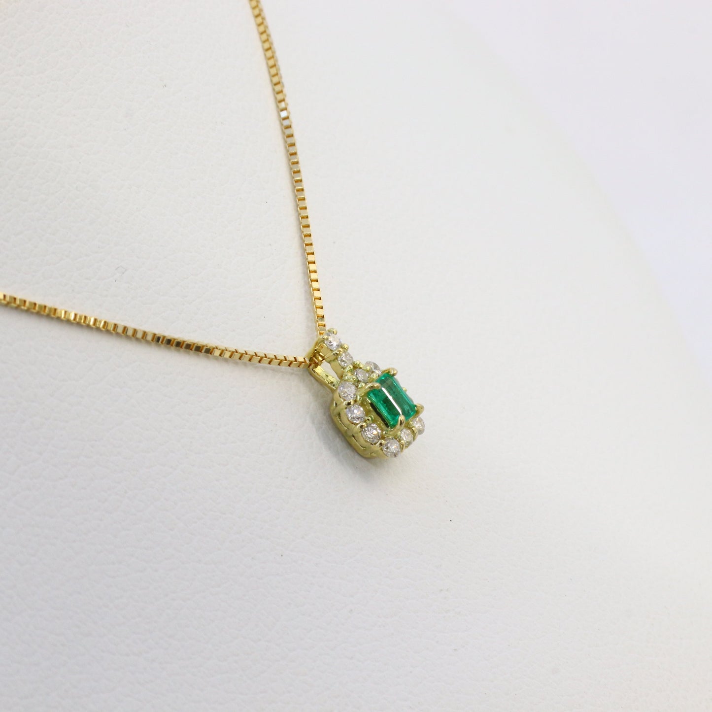 エメラルド/ダイヤ ペンダント プラチナ/18金製 高品質 繊細 上品