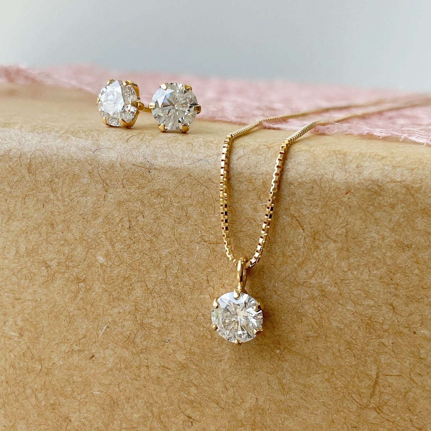 ダイヤひと粒ジュエリー 18金ペンダント0.3ct/ピアス2点セット0.6ct 、計0.9ct