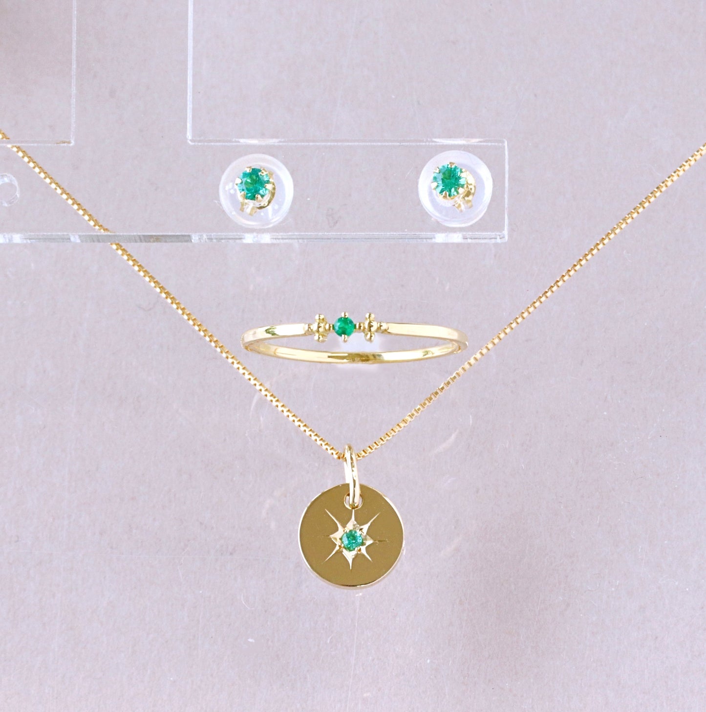 エメラルド 一粒ピアス 18金/プラチナ 送料無料 5月誕生石 プレゼントにも